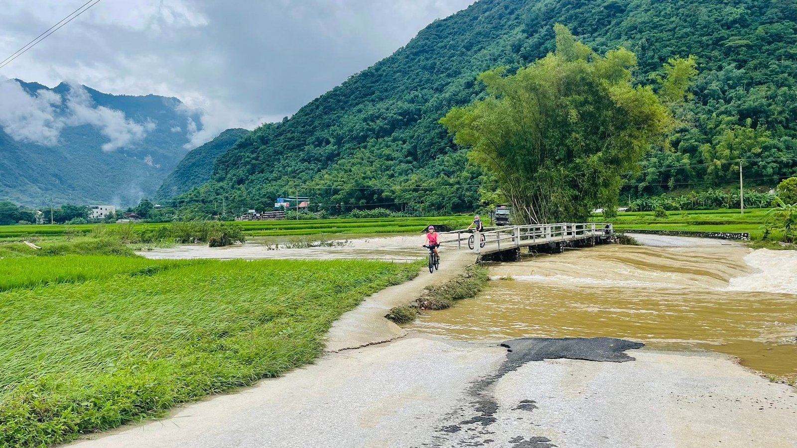 1778654925_northern-vietnam-e-bikes-cycling-mai-chau-to-pu-luong-4-days (8).jpg